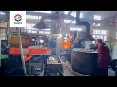 عملية إنتاج وتركيب مضخات المياه والزيت في المصانع.